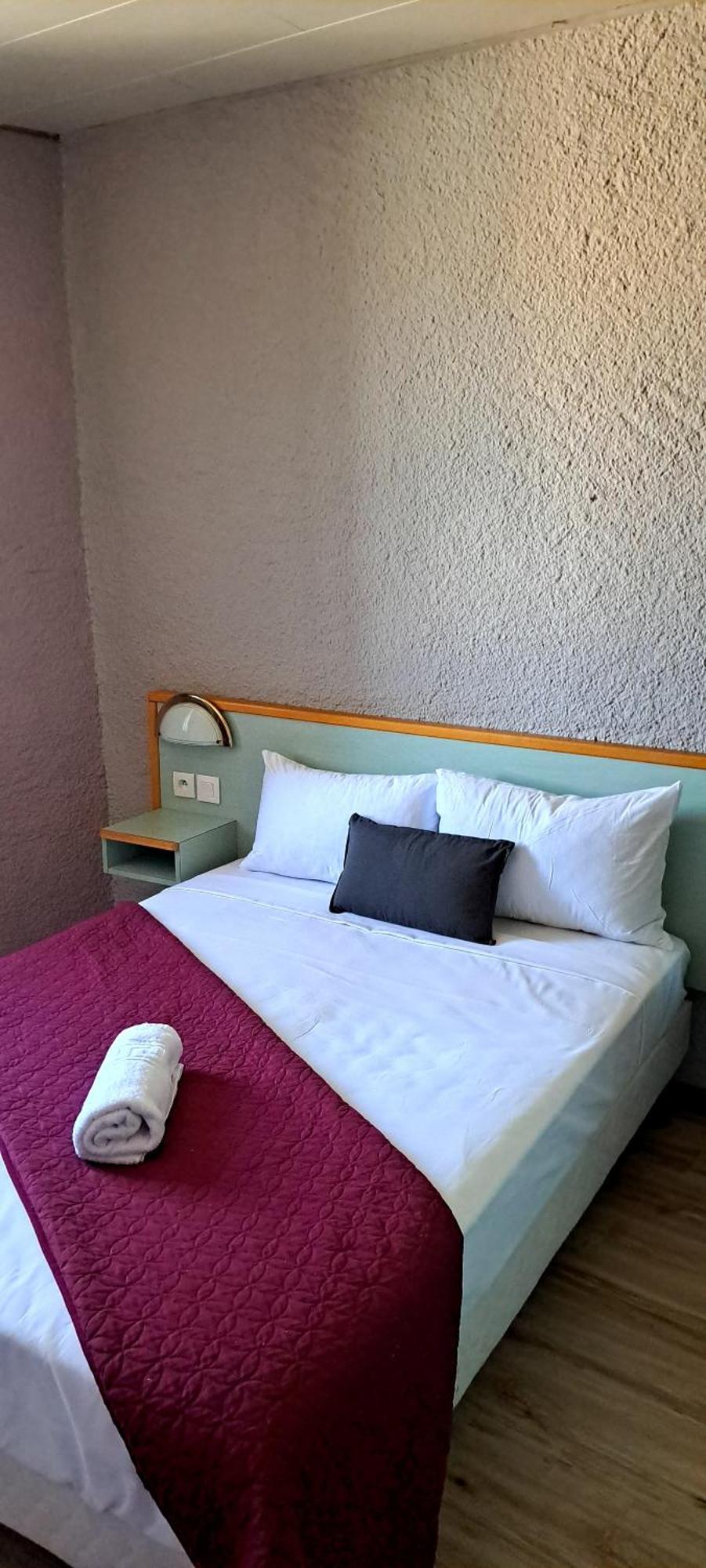 Hotel Restaurant Les Alizes Loriol ル・プーザン エクステリア 写真