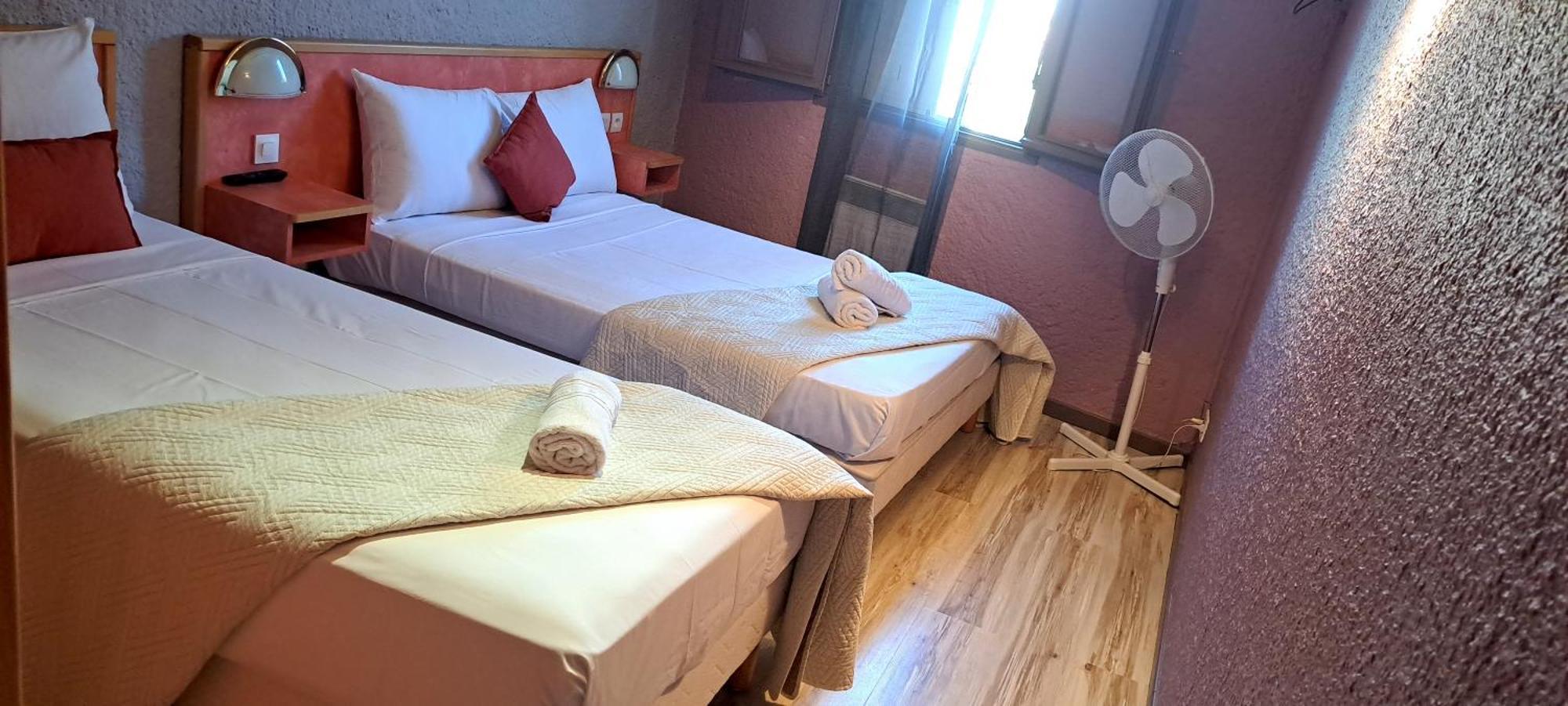Hotel Restaurant Les Alizes Loriol ル・プーザン エクステリア 写真